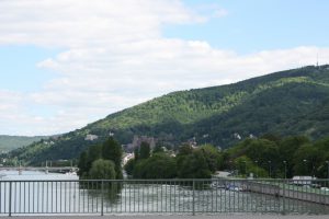 Ernst-Walz-Brücke zwischen Neuenheim und Bergheim mit Blick auf Schloss