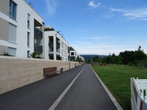 Promenade am Rand zum Feld