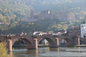 Alte Brücke mit Blick aufs Schloss